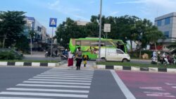 Jam Masuk Sekolah, Polwan Polresta Barelang Siaga Bantu Siswa Menyeberang