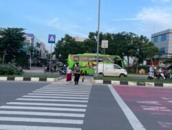 Jam Masuk Sekolah, Polwan Polresta Barelang Siaga Bantu Siswa Menyeberang