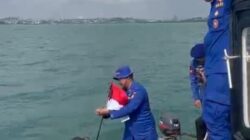 Polresta Barelang Gaungkan Semangat Kemerdekaan Lewat Pembagian Bendera