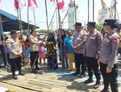 Sambut HUT Ke-81 RI, Polsek Belakang Padang Tebar Bendera Merah Putih dan Bantuan Sosial