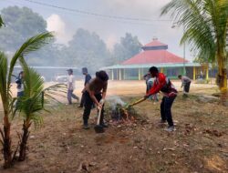 Jaga Lingkungan Tetap Bersih dan Aman, Polisi dan Warga Tanjung Uncang Kompak Gotong Royong