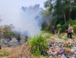 Laporan 110 Masuk, Polisi Langsung Padamkan Kebakaran Lahan di Jembatan 2