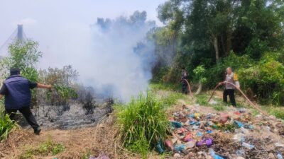Laporan 110 Masuk, Polisi Langsung Padamkan Kebakaran Lahan di Jembatan 2