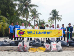 Sambut World Cleanup Day, Riahi Villas Bersih-bersih Pantai Nirup Island