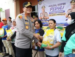 Polda Kepri Salurkan 1.100 Karung Beras untuk Karyawan PT Ghimli