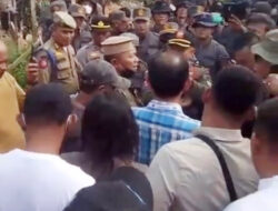 Di Tengah Tangis Warga, Alat Berat Meratakan Rumah di Mangsang