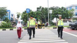 Kapolresta Barelang Sigap Atur Lalu Lintas, Pastikan Pelajar Aman ke Sekolah