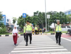 Kapolresta Barelang Sigap Atur Lalu Lintas, Pastikan Pelajar Aman ke Sekolah