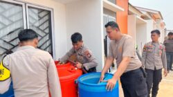 Polisi Turun Langsung Distribusikan Air Bersih ke Warga Citra
