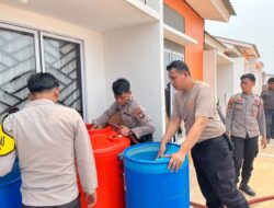 Polisi Turun Langsung Distribusikan Air Bersih ke Warga Citra