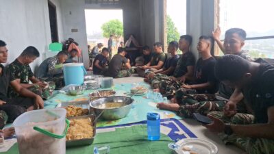 Makan Bersama, Menguatkan Kebersamaan Satgas TMMD ke-130 dan Warga di Mangsang Maju